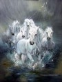 chevaux blancs courant dans l’eau